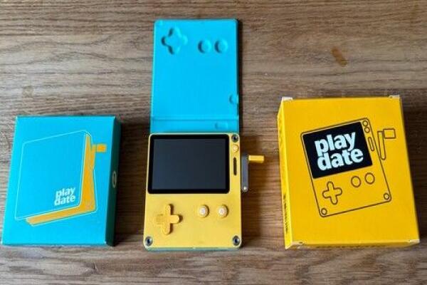 Playdate – Máy chơi game nhỏ gọn với tay quay độc đáo